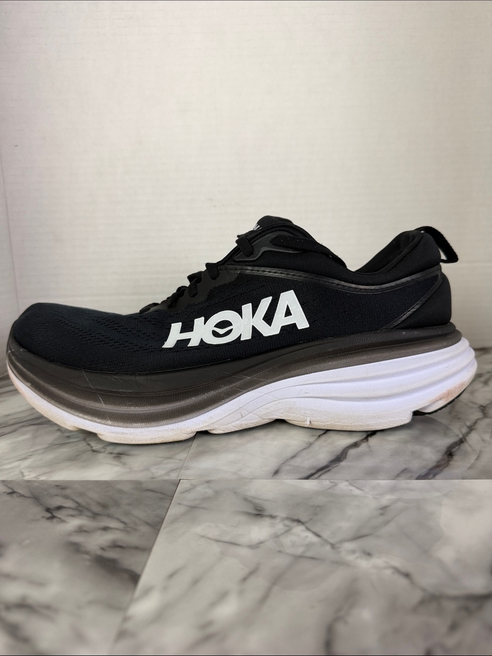 Hoka men’s bondi 8 running sneaker shoe.